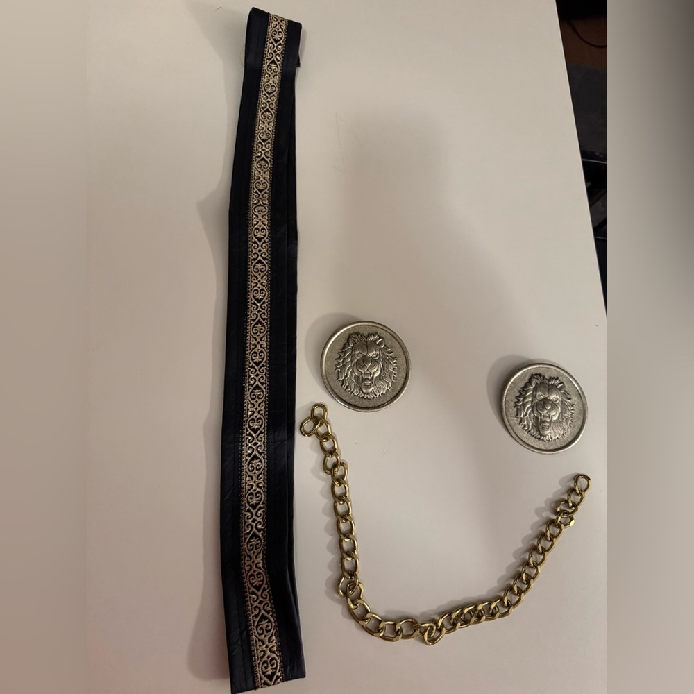 Noble King Halloween costume L/XL.  Spirit Halloween. - Picture 7 of 7